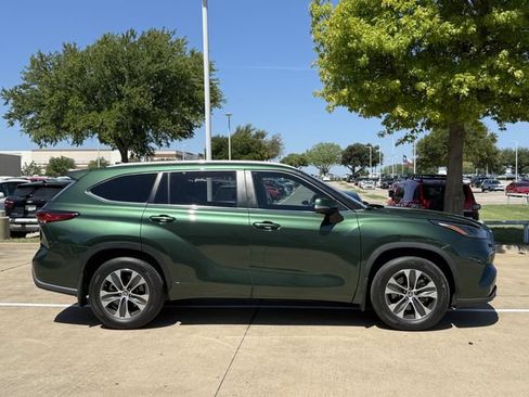 Used 2023 Toyota Highlander XLE FWD image 3
