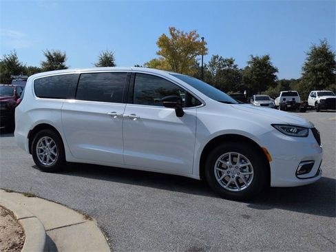 New 2026 Chrysler Pacifica Select image 2