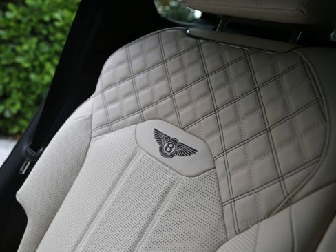Used 2021 Bentley Bentayga image 61