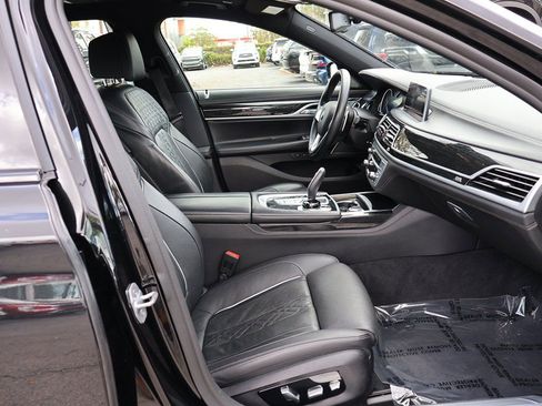 Used 2019 BMW 750i xDrive image 32