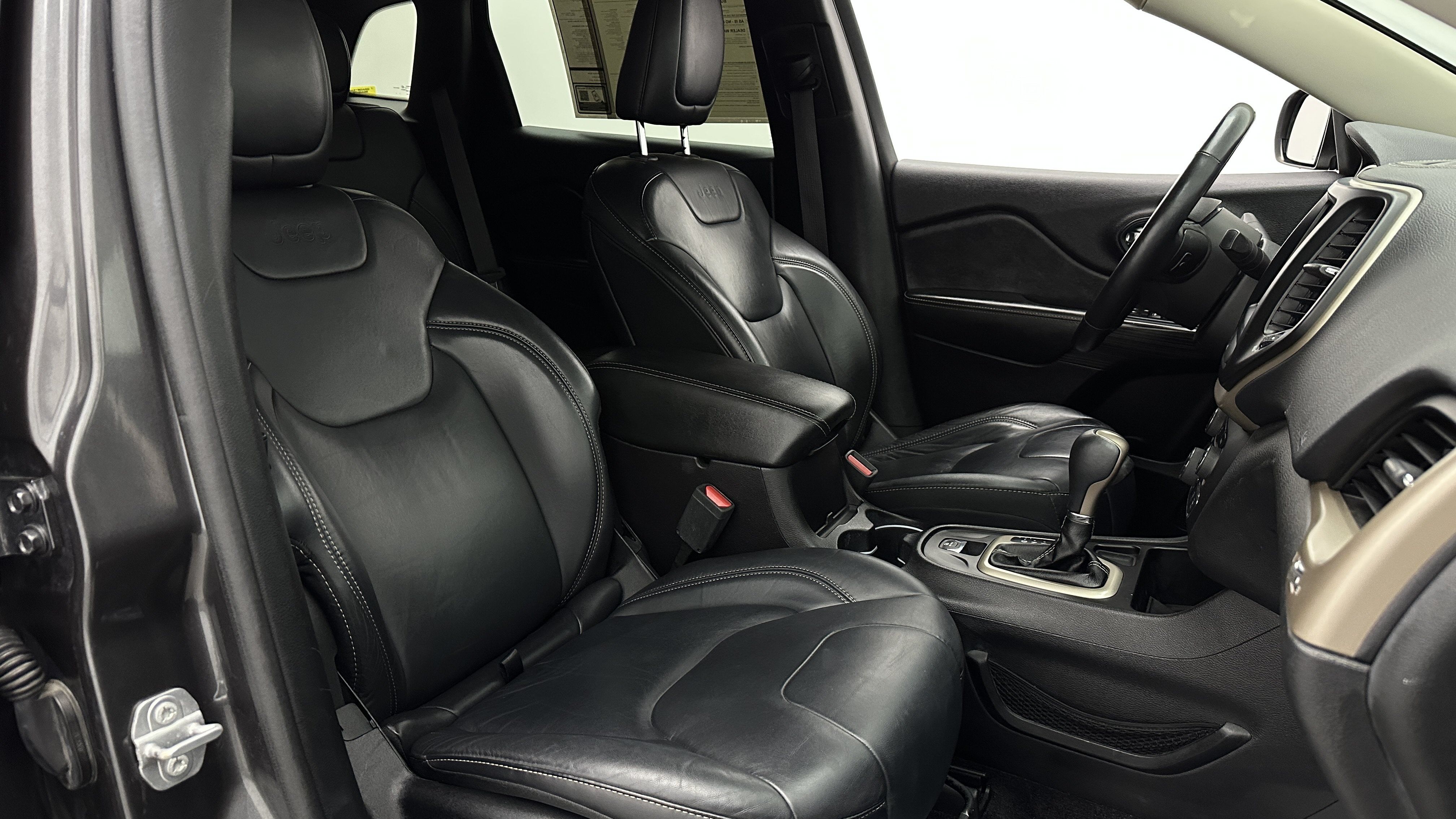 Used 2017 Jeep Cherokee Limited FWD image 34
