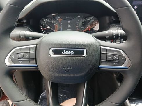 Used 2022 Jeep Compass Latitude FWD image 39
