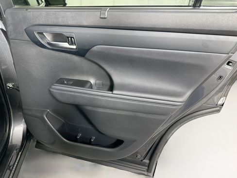 Used 2023 Toyota Highlander XLE FWD image 32