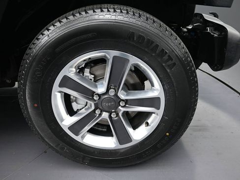 Used 2018 Jeep Wrangler Unlimited Sahara AWD/4WD image 9