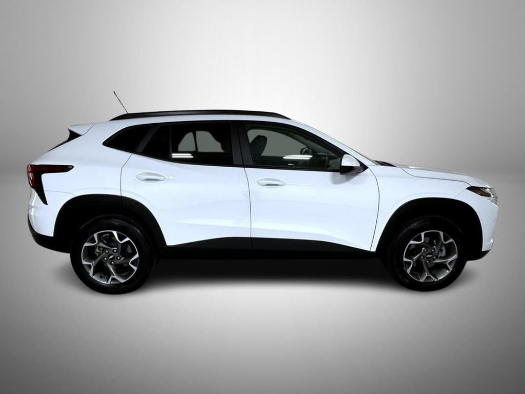 Used 2025 Chevrolet Trax LT FWD image 4