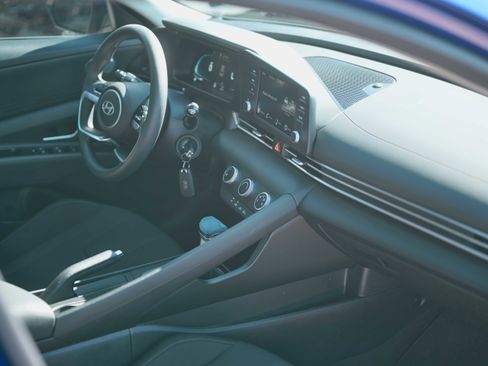 Used 2025 Hyundai Elantra SE image 15