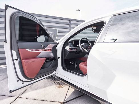 Used 2025 BMW 760i xDrive w/ Premium Package image 31