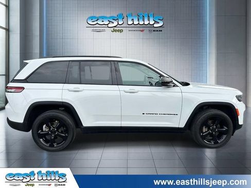 Used 2023 Jeep Grand Cherokee Altitude AWD/4WD image 2