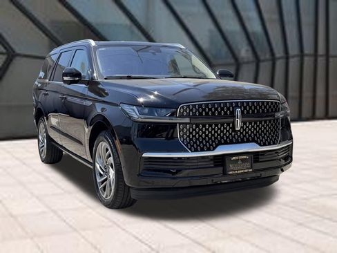 Used 2025 Lincoln Navigator Reserve AWD/4WD image 2