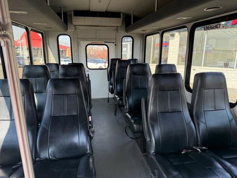 Used 2015 Ford E-350 and Econoline 350 Super Duty image 16