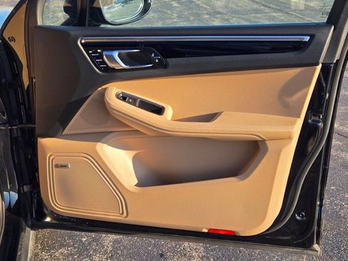 Used 2025 Porsche Macan image 36