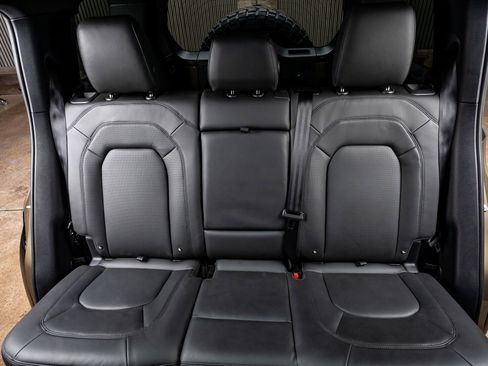 Used 2025 Land Rover Defender 110 X-Dynamic SE image 33