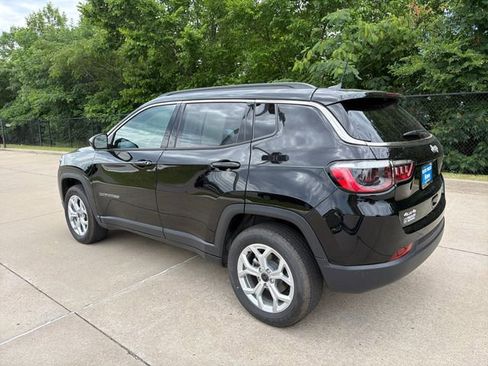 Used 2025 Jeep Compass Latitude AWD/4WD image 3