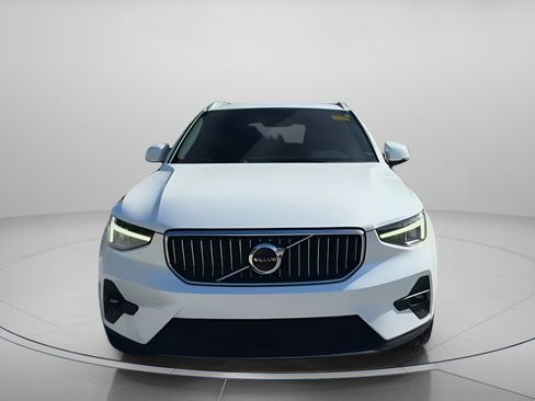 Used 2023 Volvo XC40 B5 Plus image 7