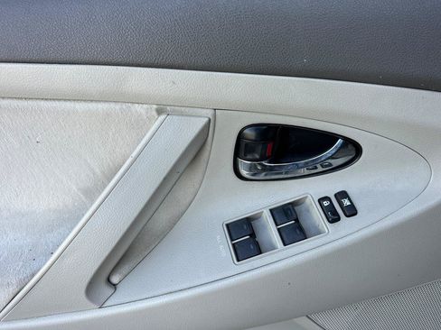 Used 2010 Toyota Camry LE FWD image 11
