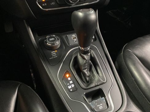 Used 2019 Jeep Cherokee Latitude Plus w/ Cold Weather Group AWD/4WD image 19