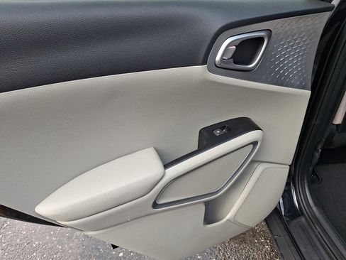 Used 2025 Kia Soul LX w/ LX Technology Package FWD image 21
