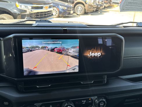 Used 2025 Jeep Gladiator Sport image 25