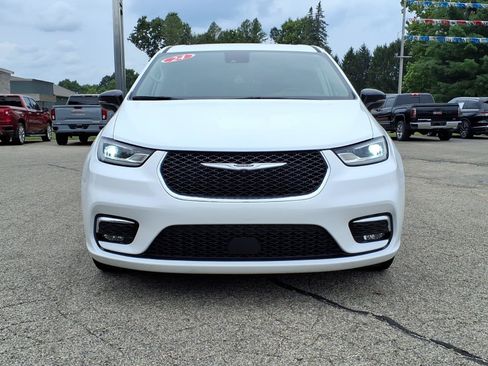 Used 2024 Chrysler Pacifica Touring-L FWD image 2