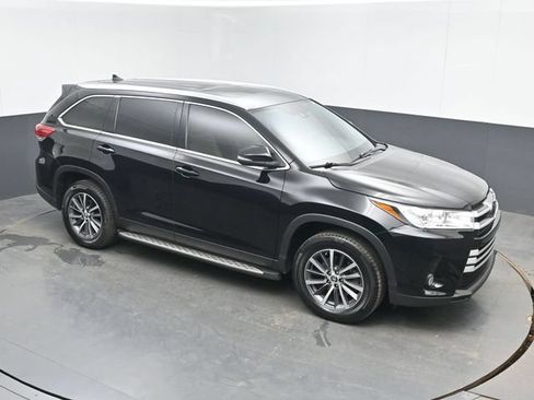 Used 2019 Toyota Highlander XLE FWD image 1