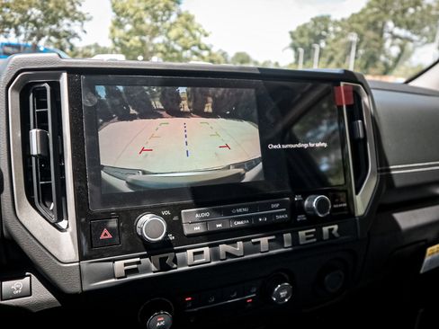 Used 2025 Nissan Frontier SV image 24