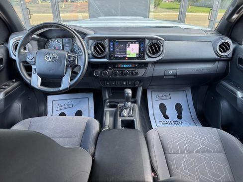 Used 2017 Toyota Tacoma TRD Sport AWD/4WD image 9