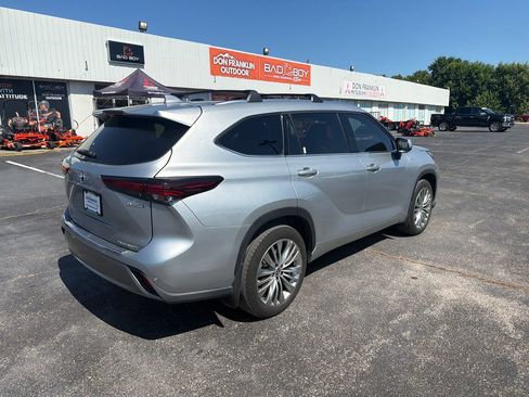 Used 2024 Toyota Highlander Platinum AWD/4WD image 5