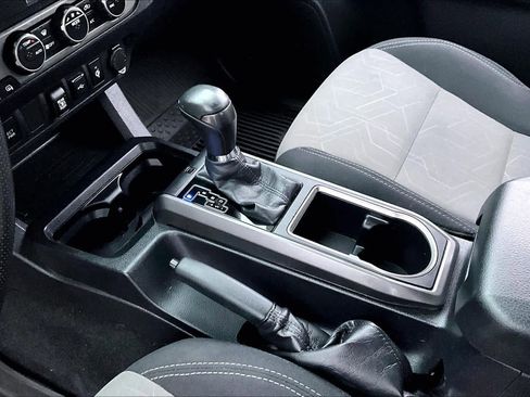 Certified 2022 Toyota Tacoma TRD Off-Road image 16