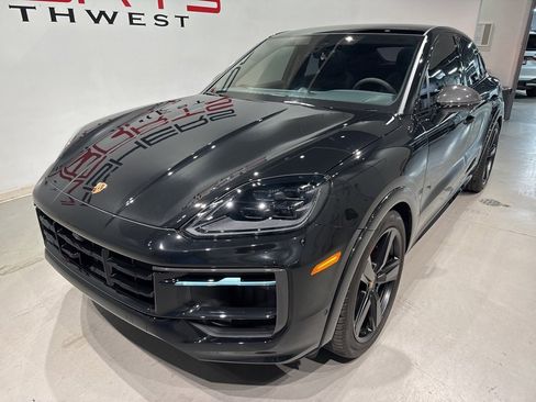 Used 2025 Porsche Cayenne GTS image 9