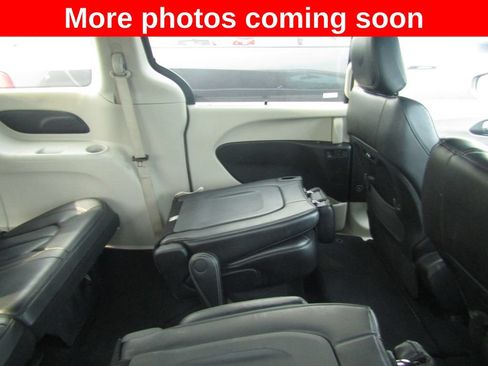 Used 2023 Chrysler Pacifica Touring-L FWD image 12