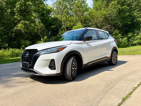 Used 2024 Nissan Kicks SR w/ SR Premium Package FWD image 5