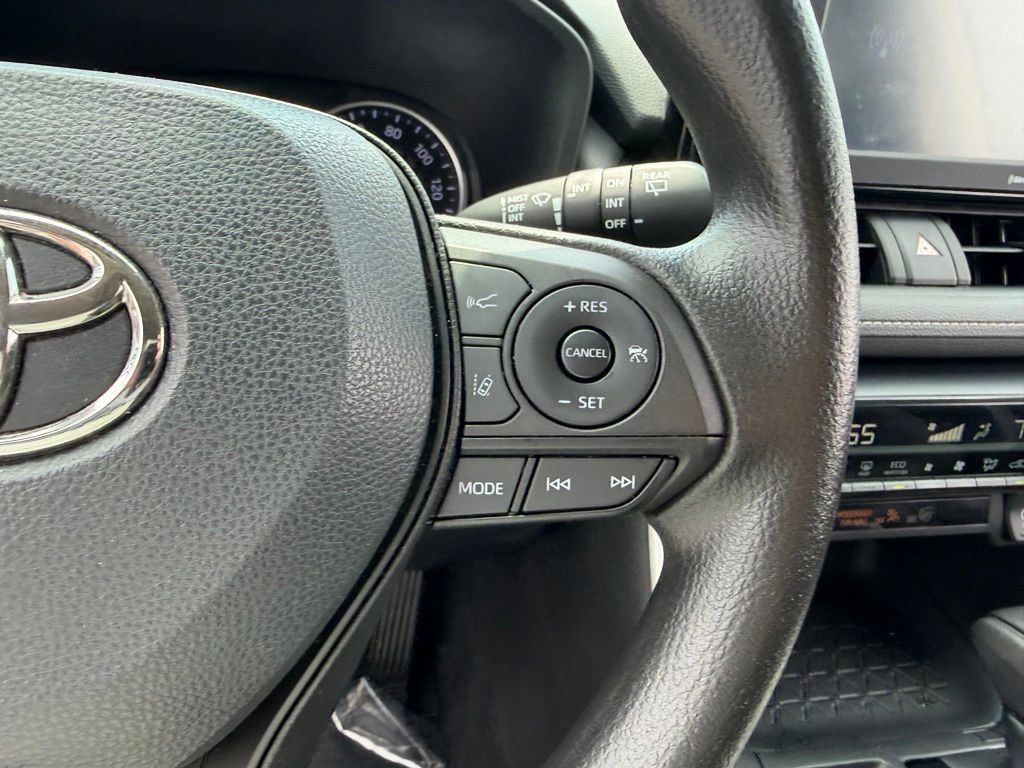 Used 2022 Toyota RAV4 XLE w/ Convenience Package FWD image 27