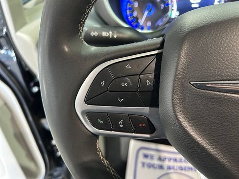 Used 2024 Chrysler Pacifica Touring-L FWD image 24