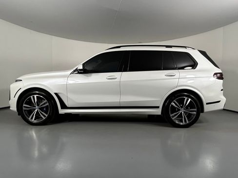 Used 2025 BMW X7 xDrive40i w/ M Sport Package AWD/4WD image 4
