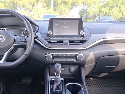 Used 2024 Nissan Altima 2.5 SR FWD image 17