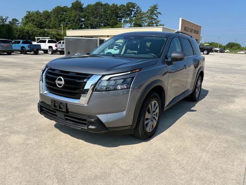 Used 2024 Nissan Pathfinder SV FWD image 2
