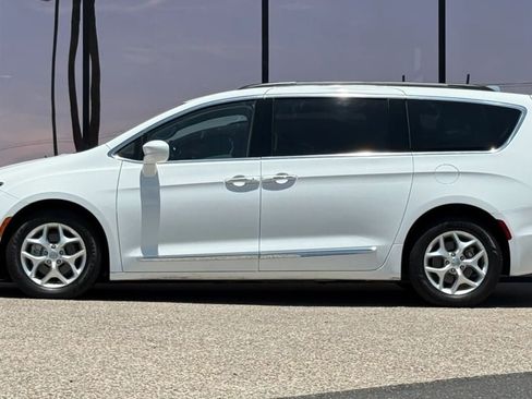 Used 2017 Chrysler Pacifica Touring-L w/ Tire & Wheel Group FWD image 5