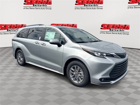 Used 2025 Toyota Sienna XLE image 1