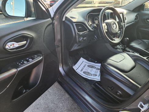 Used 2019 Jeep Cherokee Trailhawk w/ Cold Weather Group AWD/4WD image 17