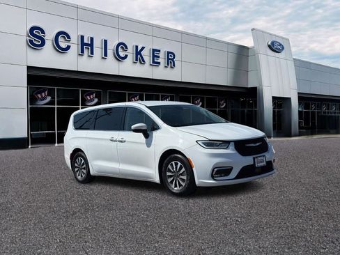 Used 2023 Chrysler Pacifica Touring-L FWD image 1
