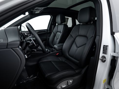 Certified 2026 Porsche Macan image 5