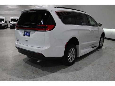 Used 2022 Chrysler Pacifica Touring-L FWD image 6