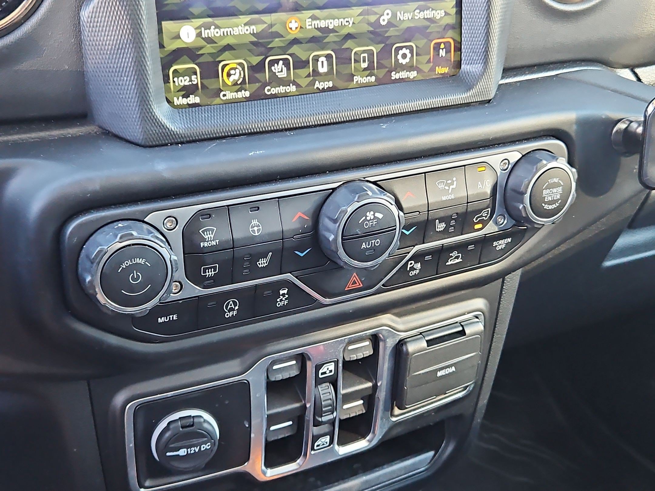 Used 2023 Jeep Wrangler Unlimited Sahara AWD/4WD image 22