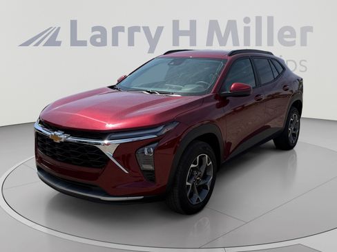 Used 2025 Chevrolet Trax LT FWD image 1