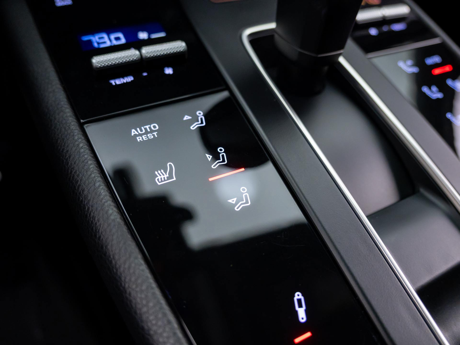 Certified 2024 Porsche Macan Turbo AWD/4WD image 21