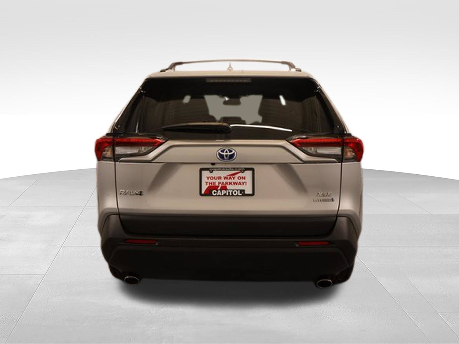 Used 2022 Toyota RAV4 XLE w/ Convenience Package AWD/4WD image 3