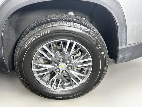 Used 2025 Chevrolet Traverse LT image 11