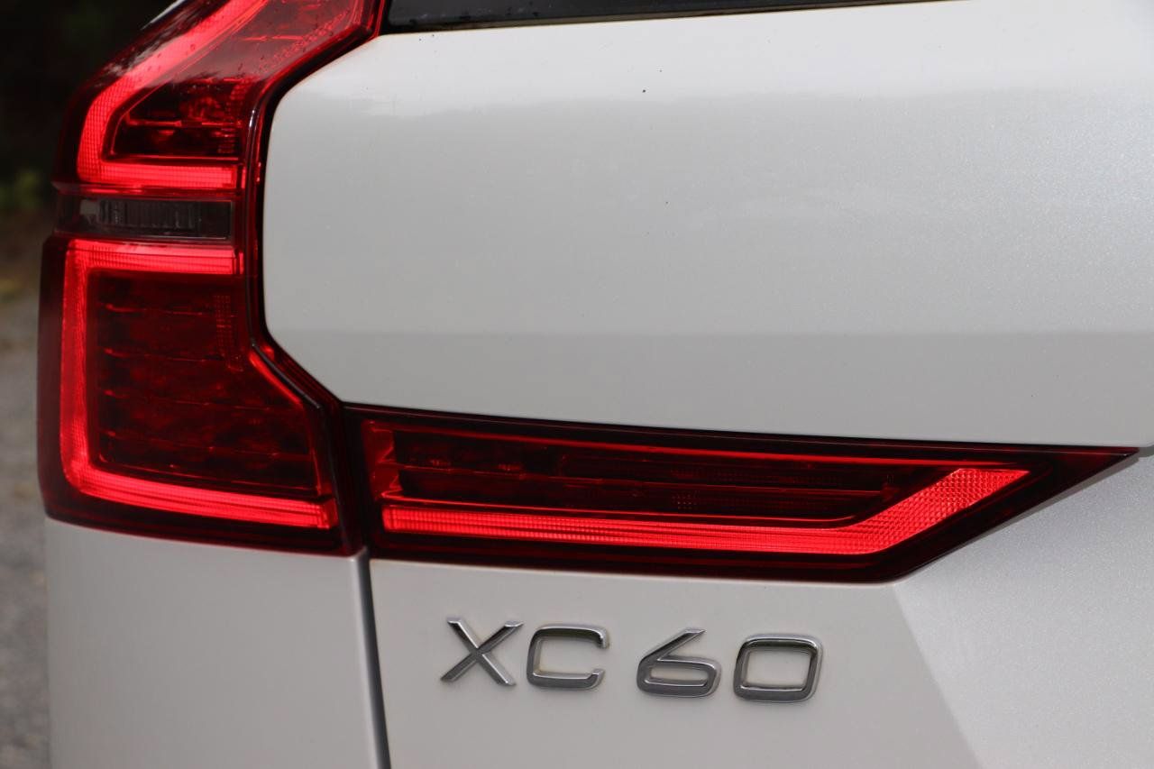 Used 2018 Volvo XC60 T8 R-Design w/ Convenience Package AWD/4WD image 5