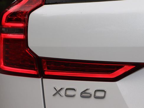 Used 2018 Volvo XC60 T8 R-Design w/ Convenience Package AWD/4WD image 5