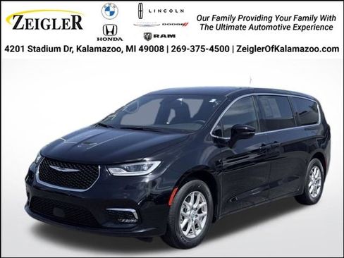 Used 2025 Chrysler Pacifica Select FWD image 1